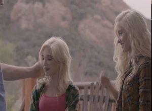 Парень отрывается с двумя блондинками